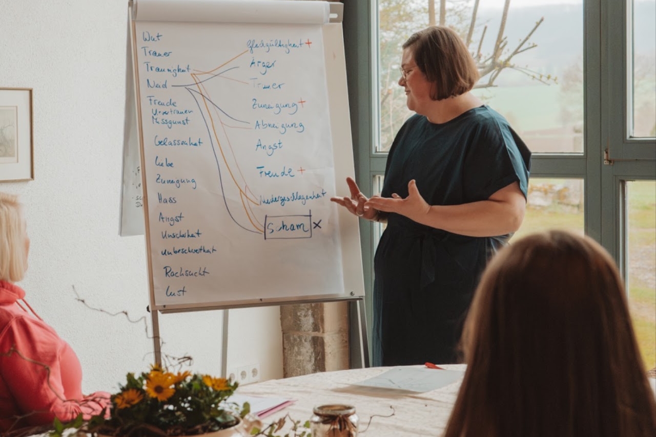 Professionelles Businessporträt vor neutralem Hintergrund