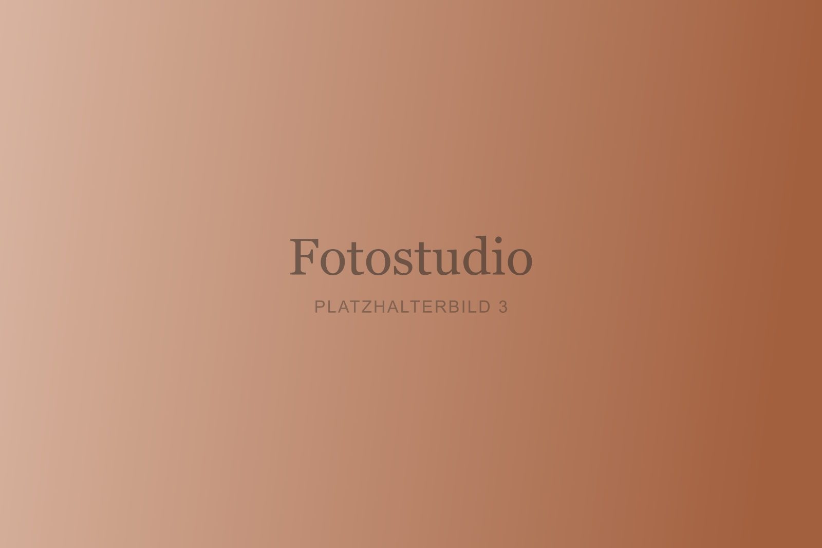 Model posiert stilvoll im Fotostudio von Madeleine Schlegel