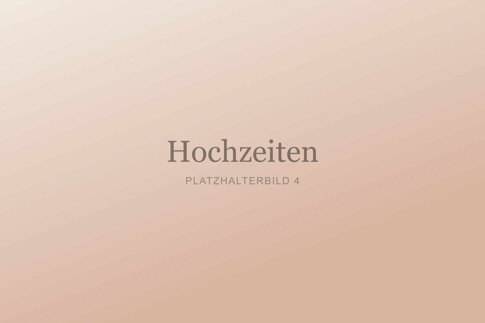 Braut lacht während der Vorbereitung im Brautkleid