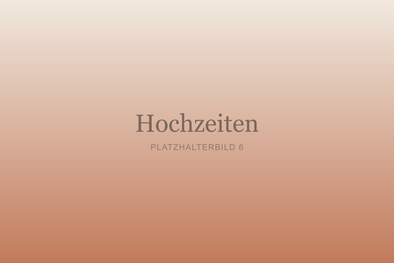 Gäste werfen Reis über das frisch vermählte Paar