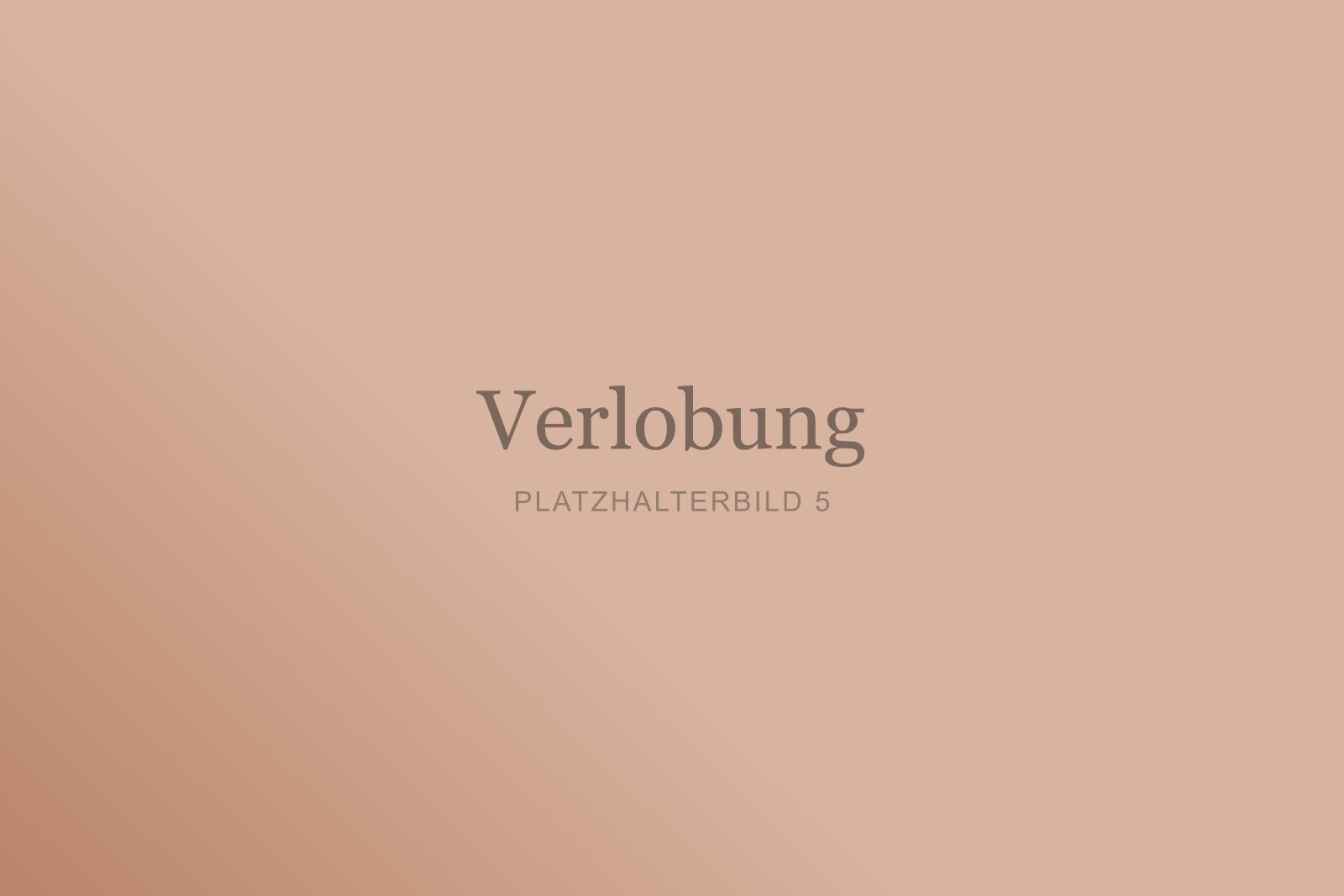 Verlobtes Paar umarmt sich vor herbstlicher Kulisse