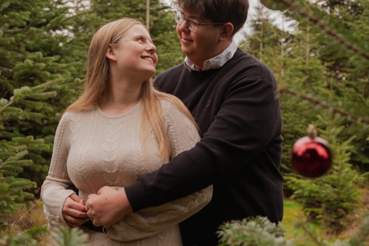 Familie in weihnachtlicher Kulisse mit warmem Licht