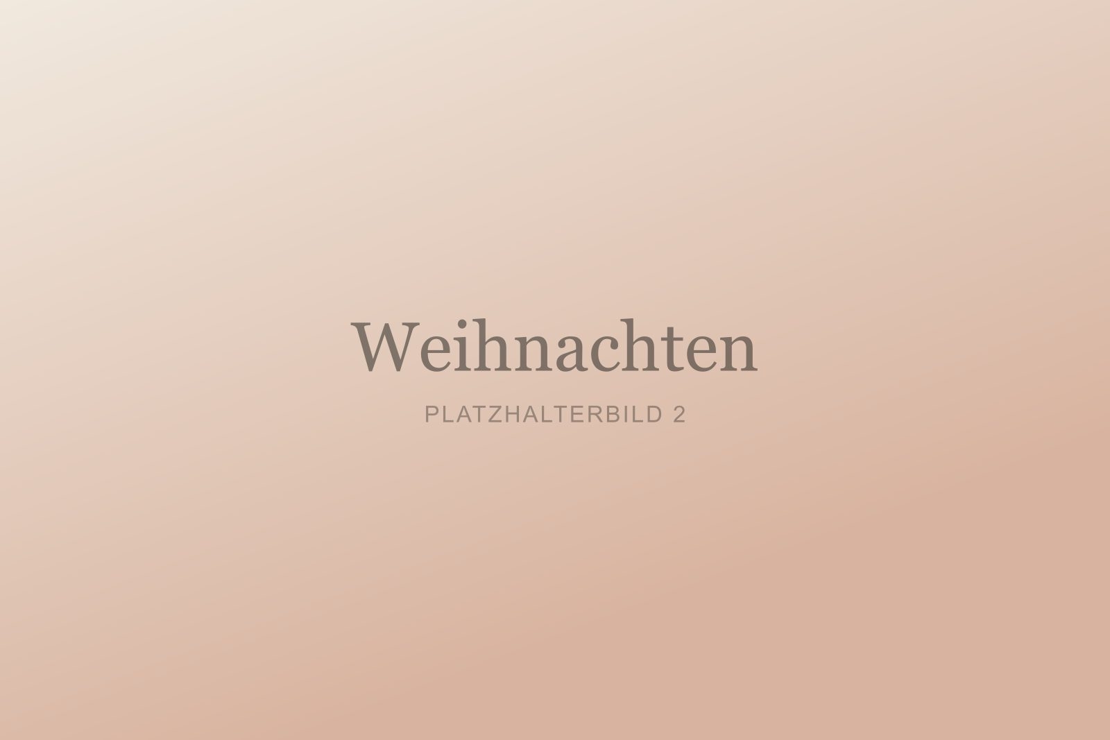Kinder mit Weihnachtsmützen lachen vor dem Christbaum