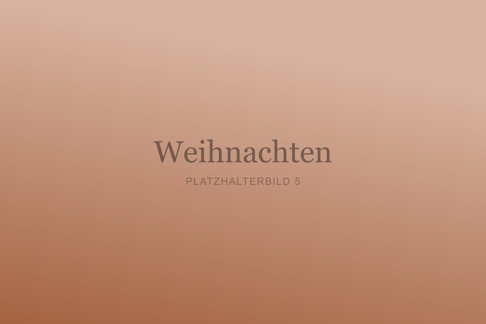 Familie hält Weihnachtsdekoration und lacht in die Kamera