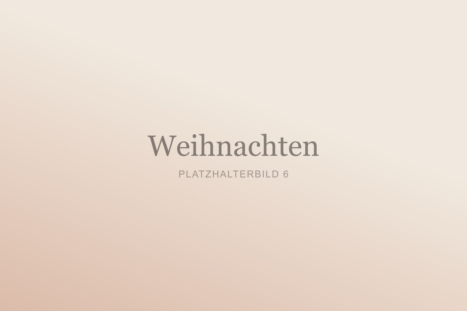 Warmes Winterporträt vor weihnachtlich geschmücktem Hintergrund