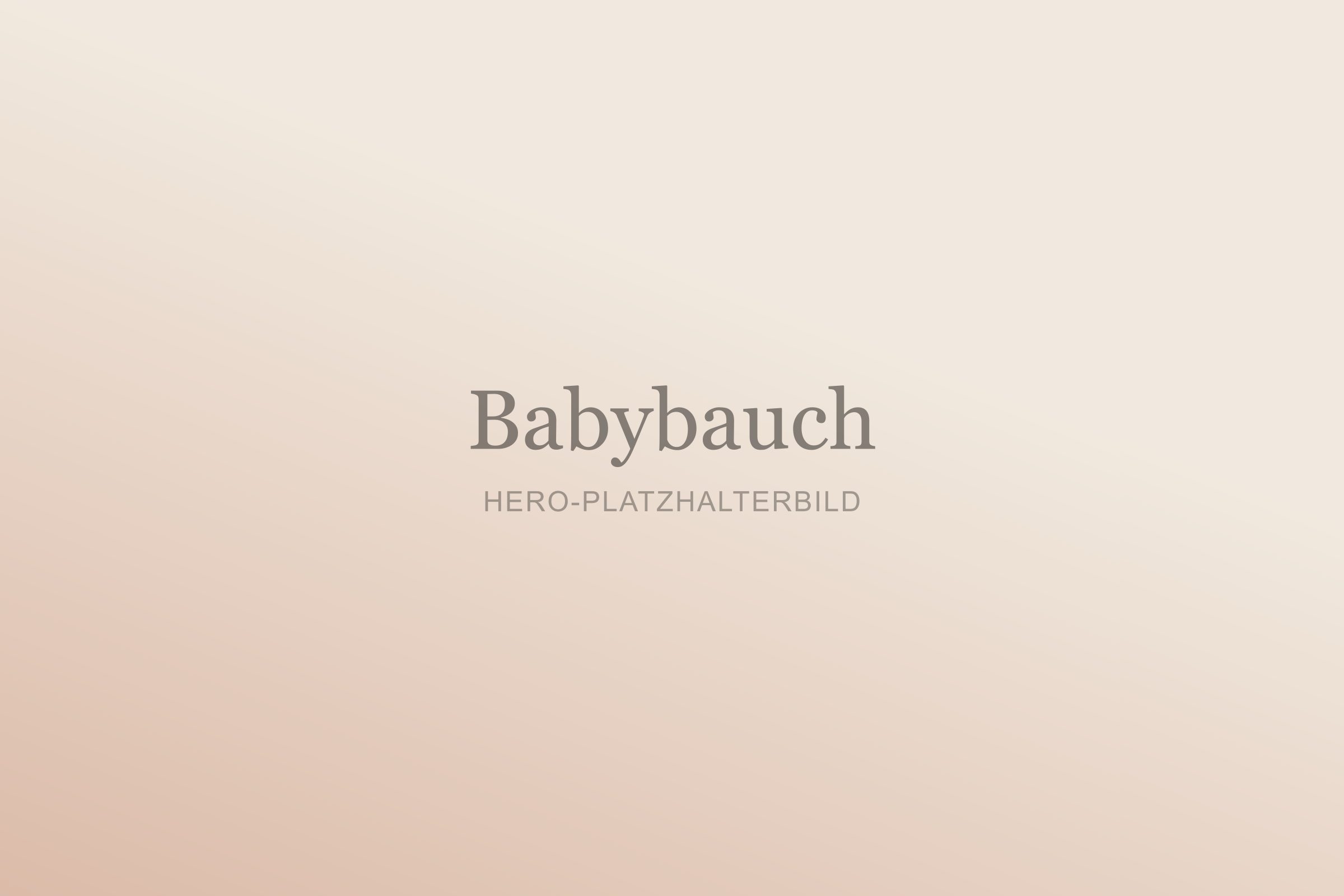Schwangere hält ihren Babybauch im warmen Licht