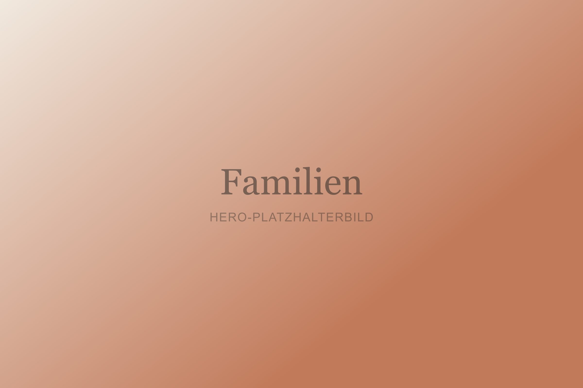 Familie lacht gemeinsam im Freien