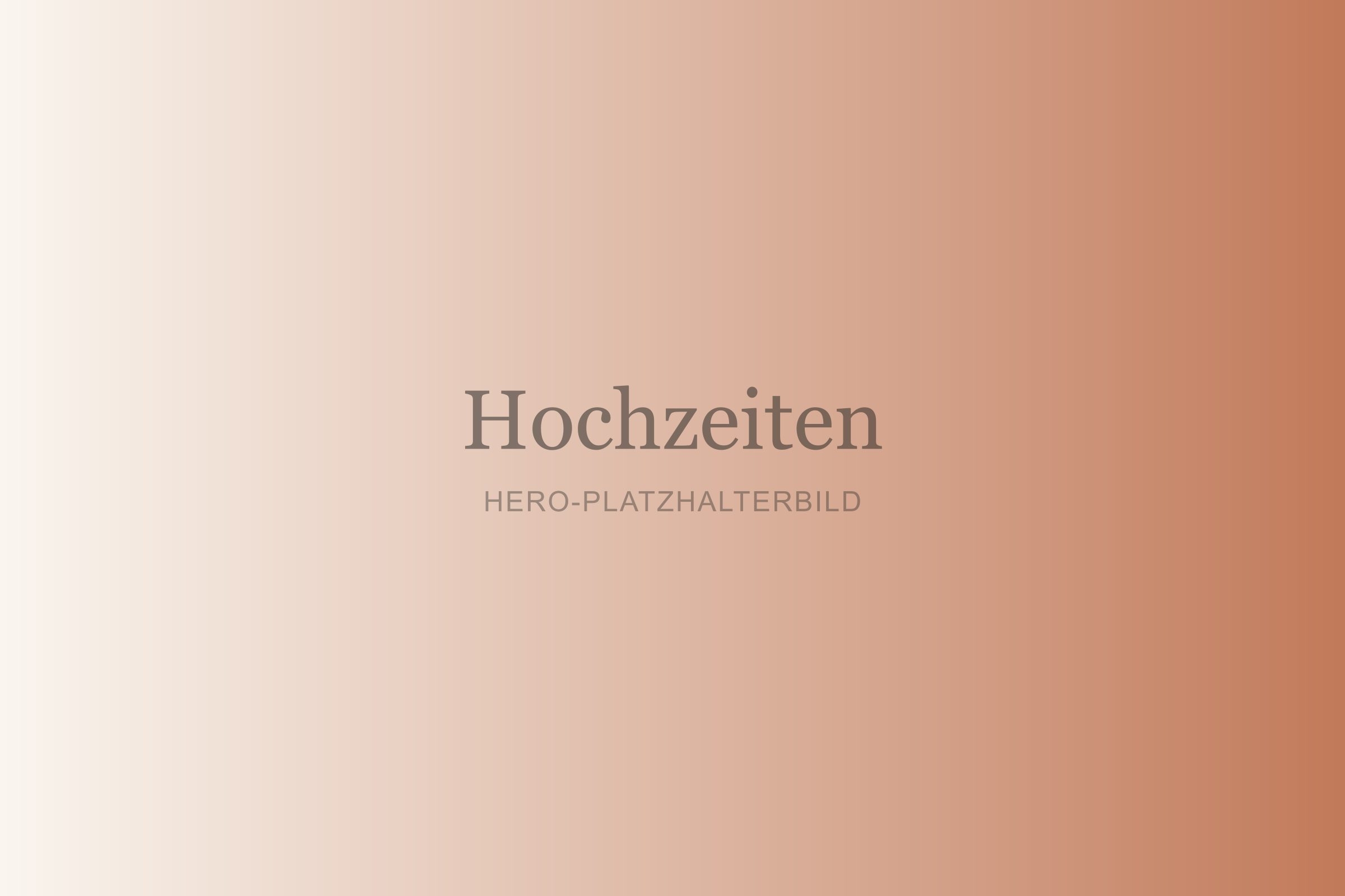 Brautpaar hält sich an den Händen im Gegenlicht