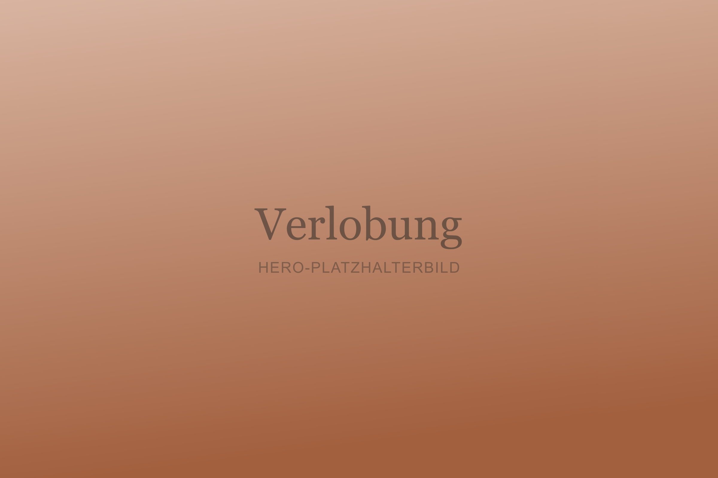 Verlobtes Paar umarmt sich im Sonnenuntergang