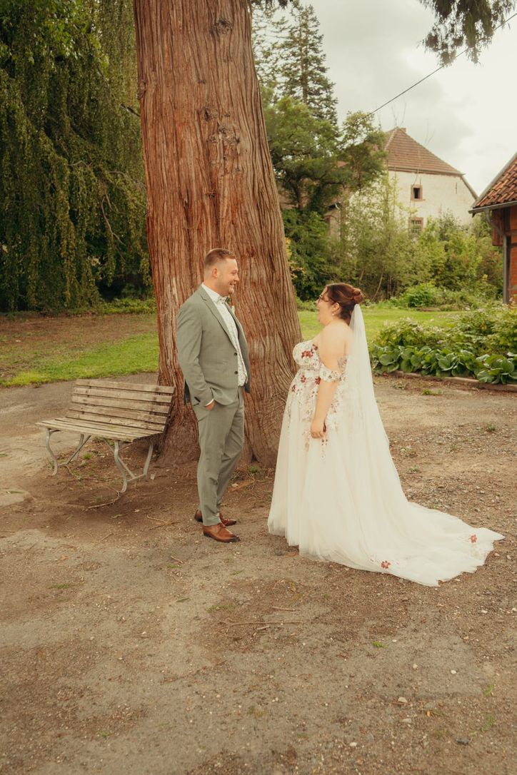 Braut und Bräutigam lachen sich beim First Look an