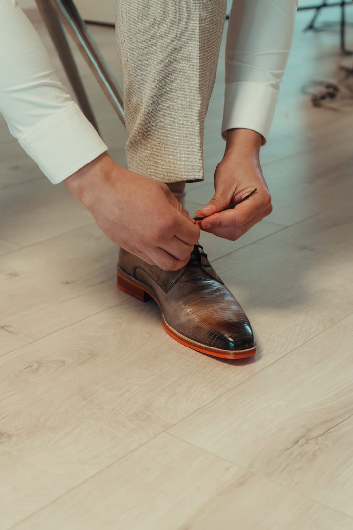 Letzte Handgriffe am Brautkleid vor der Trauung