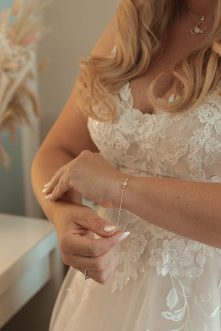 Braut ist bereit für die Trauung im vollen Brautkleid