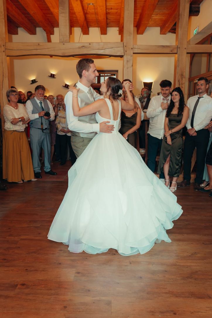 Ausgelassener Moment auf der Tanzfläche bei der Hochzeitsparty