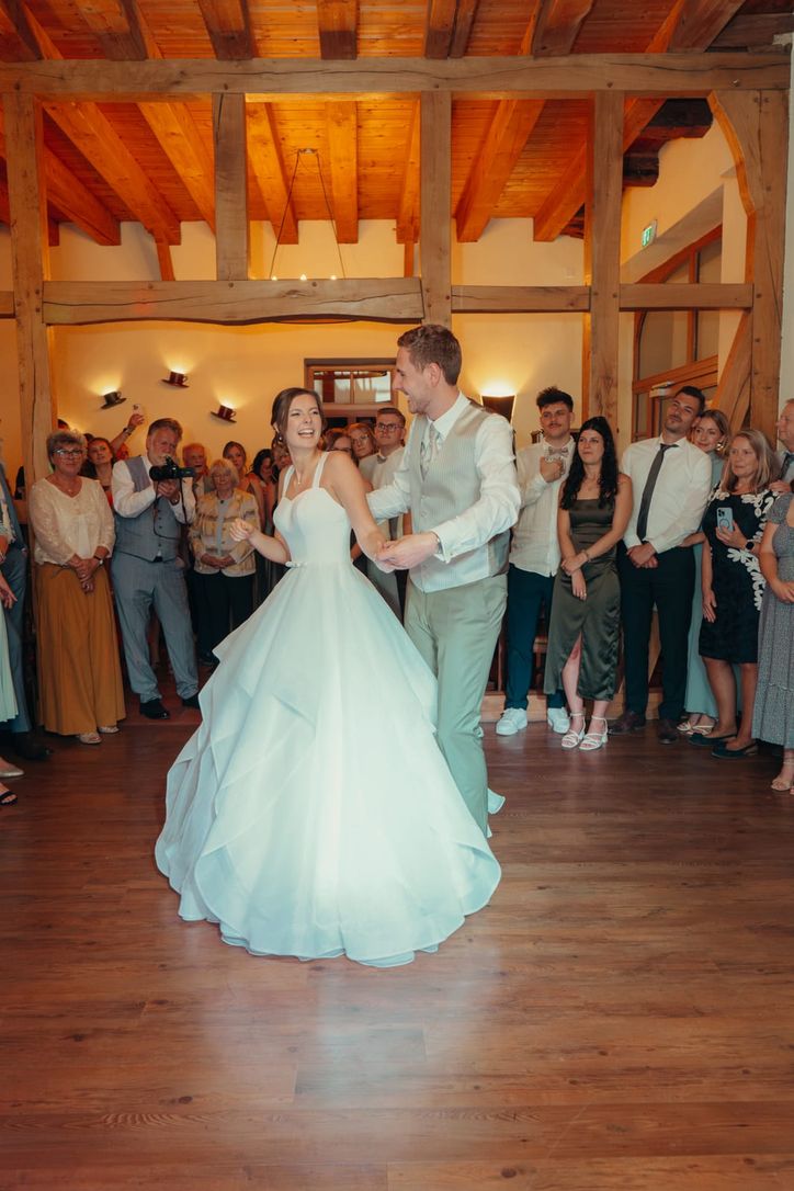 Feiernde Gäste bei der Hochzeitsparty am Abend