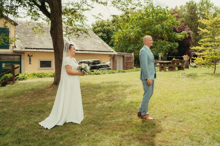 Braut und Bräutigam sehen sich beim First Look zum ersten Mal im Garten