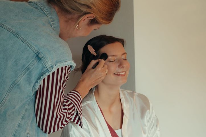 Braut lässt sich vor der Trauung die Haare stylen